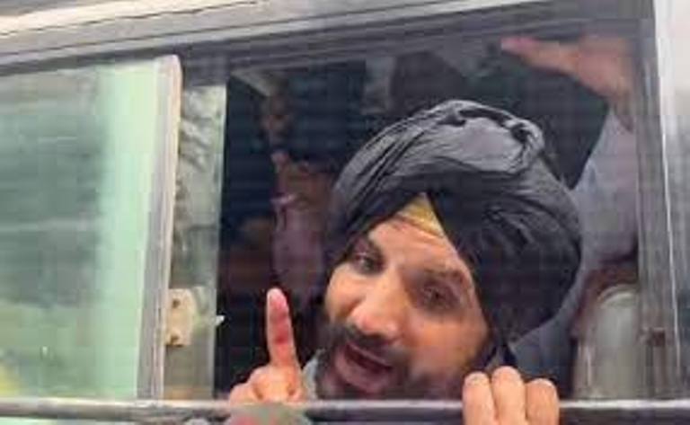 ਕਾਂਗਰਸੀਆਂ ''ਤੇ ਚੰਡੀਗੜ੍ਹ ''ਚ ਪ੍ਰਦਰਸ਼ਨ ਦੌਰਾਨ ਪਾਣੀ ਦੀਆਂ ਵਾਛੜਾਂ, ਹਿਰਾਸਤ ''ਚ ਲਏ ਗਏ ਰਾਜਾ ਵੜਿੰਗ। 