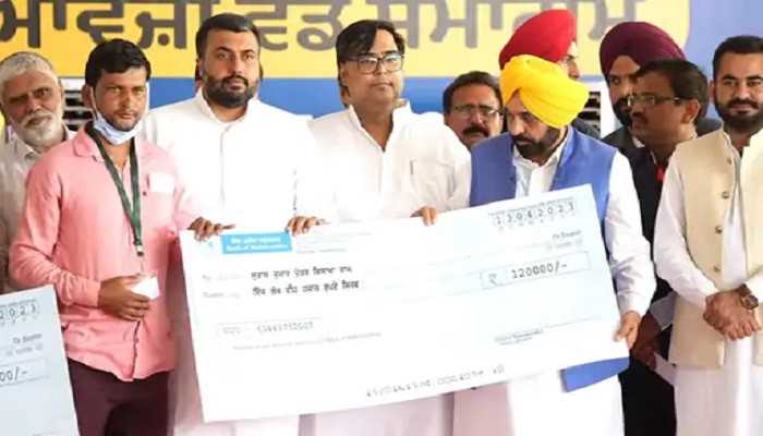 ਮੁਆਵਜ਼ਾ ਰਾਸ਼ੀ ਦੇਣ ਅਬੋਹਰ ਪਹੁੰਚੇ CM ਮਾਨ , ਕਿਸਾਨਾਂ ਨੂੰ 1.20 ਲੱਖ ਰੁਪਏ ਦਾ ਸੌਂਪਿਆ ਚੈੱਕ