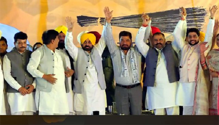 CM ਮਾਨ ਦੀ ਜਲੰਧਰ ''ਚ ਰੈਲੀ ਦੌਰਾਨ ਮਰਹੂਮ ਸੰਤੋਖ ਚੌਧਰੀ ਦੇ ਭਤੀਜੇ ਤੇ ਸਾਬਕਾ ਵਿਧਾਇਕ ਸੁਰਿੰਦਰ ਚੌਧਰੀ ‘ਆਪ’ ‘ਚ ਸ਼ਾਮਲ,ਕਾਂਗਰਸ ਨੂੰ ਝਟਕਾ!