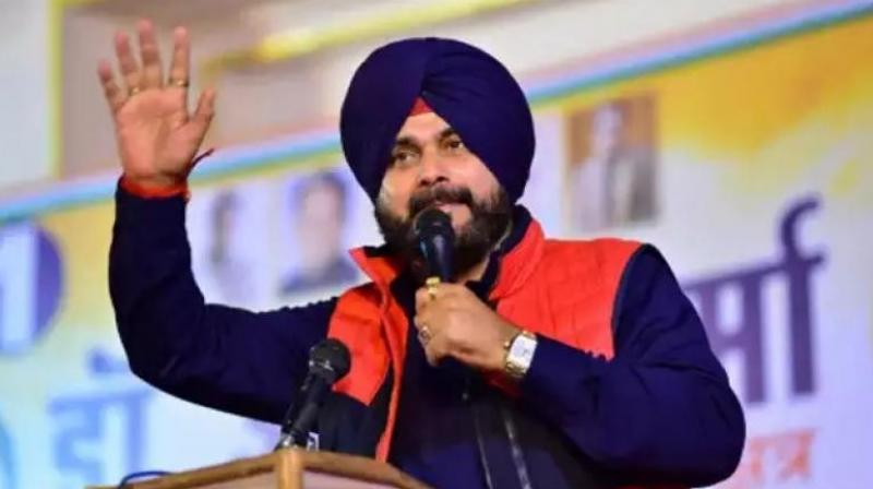  ਨਵਜੋਤ ਸਿੱਧੂ ਨੇ ਮੁੜ ਸਾਧਿਆ ਨਿਸ਼ਾਨਾ , ‘ਅੱਡੀਆਂ ਚੁੱਕਣ ਨਾਲ ਕਿਰਦਾਰ ਉੱਚੇ ਨਹੀਂ ਹੁੰਦੇ’