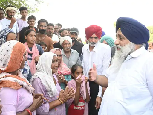 ਸੁਖਬੀਰ ਬਾਦਲ ਨੇ ਫਿਰੋਜ਼ਪੁਰ ਦੇ ਹੜ੍ਹ ਪ੍ਰਭਾਵਿਤ ਇਲਾਕਿਆਂ ਦਾ ਕੀਤਾ ਦੌਰਾ,CM ਮਾਨ ''ਤੇ ਕੀਤਾ ਹਮਲਾ: ਕਿਹਾ- ਸੰਕਟ ਦੇ ਸਮੇਂ ਚ ਛੱਡਿਆ ਪੰਜਾਬੀਆਂ ਦਾ ਸਾਥ