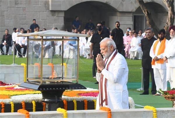 ਗਾਂਧੀ ਜਯੰਤੀ ''ਤੇ PM ਮੋਦੀ ਨੇ ਬਾਪੂ ਨੂੰ ਦਿੱਤੀ ਸ਼ਰਧਾਂਜਲੀ, ਸ਼ਾਸਤਰੀ ਨੂੰ ਕੀਤਾ ਨਮਨ। 