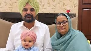 ਸਿੱਧੂ ਮੂਸੇਵਾਲਾ ਦੇ ਪਿਤਾ ਬਲਕੌਰ ਸਿੰਘ ਅਤੇ ਮਾਤਾ ਚਰਨ ਕੌਰ ਨੇ ਨਿੱਕੇ ਸਿੱਧੂ ਦੀ ਦਸਤਾਰ ਬੰਨ੍ਹੀ ਤਸਵੀਰ ਸਾਂਝੀ ਕੀਤੀ