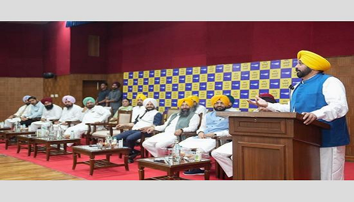 ਮੁੱਖ ਮੰਤਰੀ ਭਗਵੰਤ ਮਾਨ ਨੇ ''ਆਪ'' ਪੰਜਾਬ ਦੇ ਨਵੇਂ ਅਹੁਦੇਦਾਰਾਂ ਨੂੰ ਚੁਕਾਈ ਸਹੁੰ
