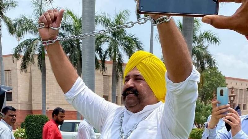  ਖ਼ੁਦ ਨੂੰ ਜੰਜ਼ੀਰਾਂ ਵਿਚ ਜਕੜ ਕੇ MP ਸੁਸ਼ੀਲ ਰਿੰਕੂ ਨੇ ਕੀਤਾ ਪ੍ਰਦਰਸ਼ਨ, ਬੋਲੇ- ਅੱਜ ਲੋਕਤੰਤਰ ਨੂੰ ਭਾਜਪਾ ਤੋਂ ਬਚਾਉਣ ਦੀ ਲੋੜ.