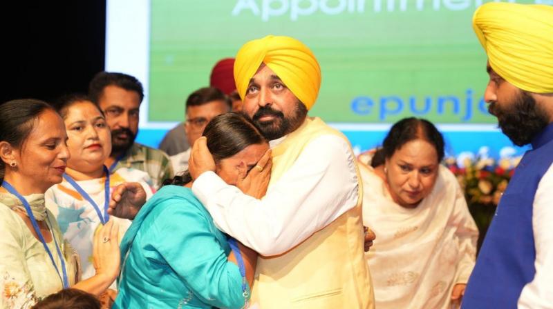ਮੁੱਖ ਮੰਤਰੀ ਭਗਵੰਤ ਮਾਨ ਦੇ ਗਲ ਲੱਗ ਅਧਿਆਪਕਾ ਭੁੱਬਾਂ ਮਾਰ ਰੋਈ। 