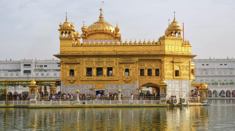  ਗਿਣਤੀ ਦੌਰਾਨ ਸੱਚਖੰਡ ਸ੍ਰੀ ਹਰਿਮੰਦਰ ਸਾਹਿਬ ਦੀ ਗੋਲਕ ''ਚੋਂ ਹੋਈ ਚੋਰੀ ,ਮੁਲਾਜ਼ਮ ਨੇ ਚੋਰੀ ਕੀਤੇ 40 ਹਜ਼ਾਰ ਰੁਪਏ