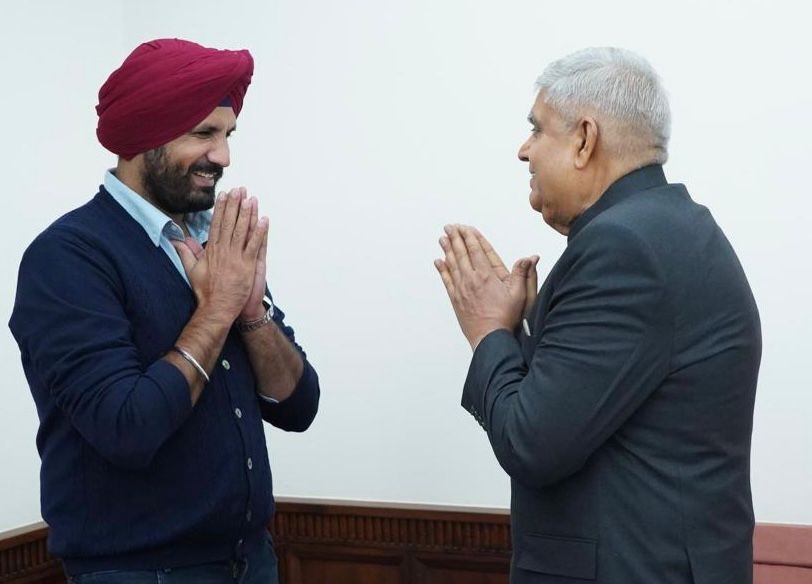 ਉਪ ਰਾਸ਼ਟਰਪਤੀ ਜਗਦੀਪ ਧਨਖੜ ਨਾਲ ਰਾਜਾ ਵੜਿੰਗ ਨੇ ਕੀਤੀ ਮੁਲਾਕਾਤ, ਸੈਨੇਟ ਚੋਣਾਂ ''ਤੇ ਕੀਤਾ ਵਿਚਾਰ-ਵਟਾਂਦਰਾ