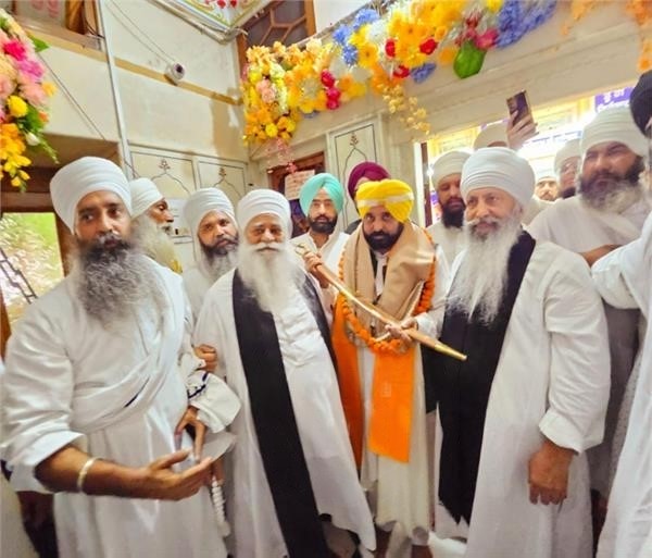 ਮੁੱਖ ਮੰਤਰੀ ਭਗਵੰਤ ਸਿੰਘ ਮਾਨ ਨਾਨਕਸਰ ਵਿਖੇ ਹੋਏ ਨਤਮਸਤਕ