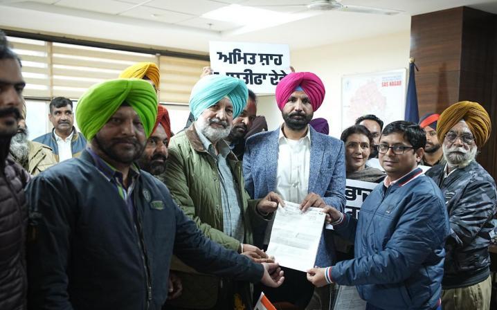 ਰਾਜਾ ਵੜਿੰਗ ਨੇ ਮੋਹਾਲੀ ਡੀਸੀ ਨੂੰ ਗ੍ਰਹਿ ਮੰਤਰੀ ਦੇ ਅਸਤੀਫ਼ੇ ਲਈ ਮੰਗ ਪੱਤਰ ਸੌਂਪਿਆ