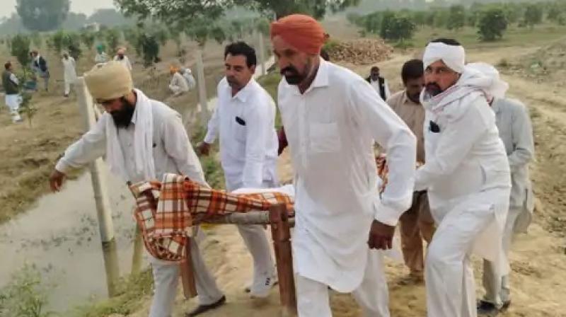 ਅਬੋਹਰ ''ਚ ਪਿਓ-ਪੁੱਤ ਦੀ ਡਿੱਗ ''ਚ ਡੁੱਬਣ ਨਾਲ ਮੌਤ,ਮੋਬਾਇਲ ਫੋਨ ਕੱਢਣ ਦੌਰਾਨ ਹੋਈ ਦੋਵਾਂ ਦੀ ਮੌਤ