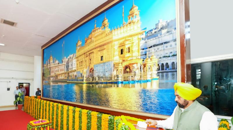 CM ਮਾਨ ਵਲੋਂ ਸ੍ਰੀ ਹਰਿਮੰਦਰ ਸਾਹਿਬ ਦੀ ਵੱਡ-ਆਕਾਰੀ ਤਸਵੀਰ ਪੰਜਾਬ ਸਿਵਲ ਸਕੱਤਰੇਤ-1 ਵਿਖੇ ਲੋਕਾਂ ਨੂੰ ਕੀਤੀ ਗਈ ਸਮਰਪਿਤ।