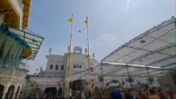 ਸੱਚਖੰਡ ਸ੍ਰੀ ਹਰਿਮੰਦਰ ਸਾਹਿਬ ''ਚ ਲੱਗੇ ਨਿਸ਼ਾਨ ਸਾਹਿਬ ਦੇ ਬਦਲੇ ਗਏ ਪੁਸ਼ਾਕੇ