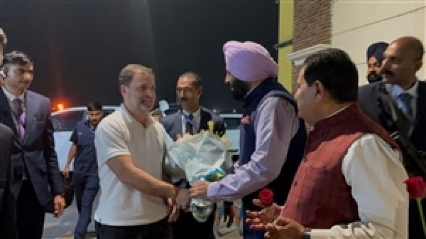 ਰਾਹੁਲ ਗਾਂਧੀ ਜ਼ਿਮਨੀ ਚੋਣਾਂ ਤੋਂ ਪਹਿਲਾਂ ਅੰਮ੍ਰਿਤਸਰ ਪਹੁੰਚੇ , ਪੰਜਾਬ ਦੀ ਸਿਆਸਤ ''ਚ ਵਧੀ ਹਲਚਲ