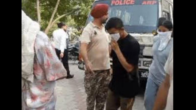ਮੋਹਾਲੀ ''ਚ ਫਰਜ਼ੀ ਕਾਲ ਸੈਂਟਰ ਦਾ ਹੋਇਆ ਪਰਦਾਫਾਸ਼ ਜਿਸ ''ਚ 12 ਲੜਕੀਆਂ ਸਮੇਤ 37 ਹੋਏ ਗ੍ਰਿਫਤਾਰ 
