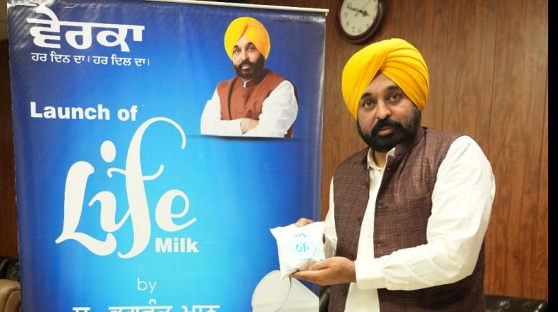 ਮੁੱਖ ਮੰਤਰੀ ਭਗਵੰਤ ਸਿੰਘ ਮਾਨ ਨੇ ਵੇਰਕਾ ਫਰੂਟ ਦਹੀਂ, ਕਰੀਮ ਅਤੇ ਐਕਸਟੈਂਡਡ ਸ਼ੈਲਫ ਲਾਈਫ ਮਿਲਕ ਲਾਂਚ ਕੀਤਾ।