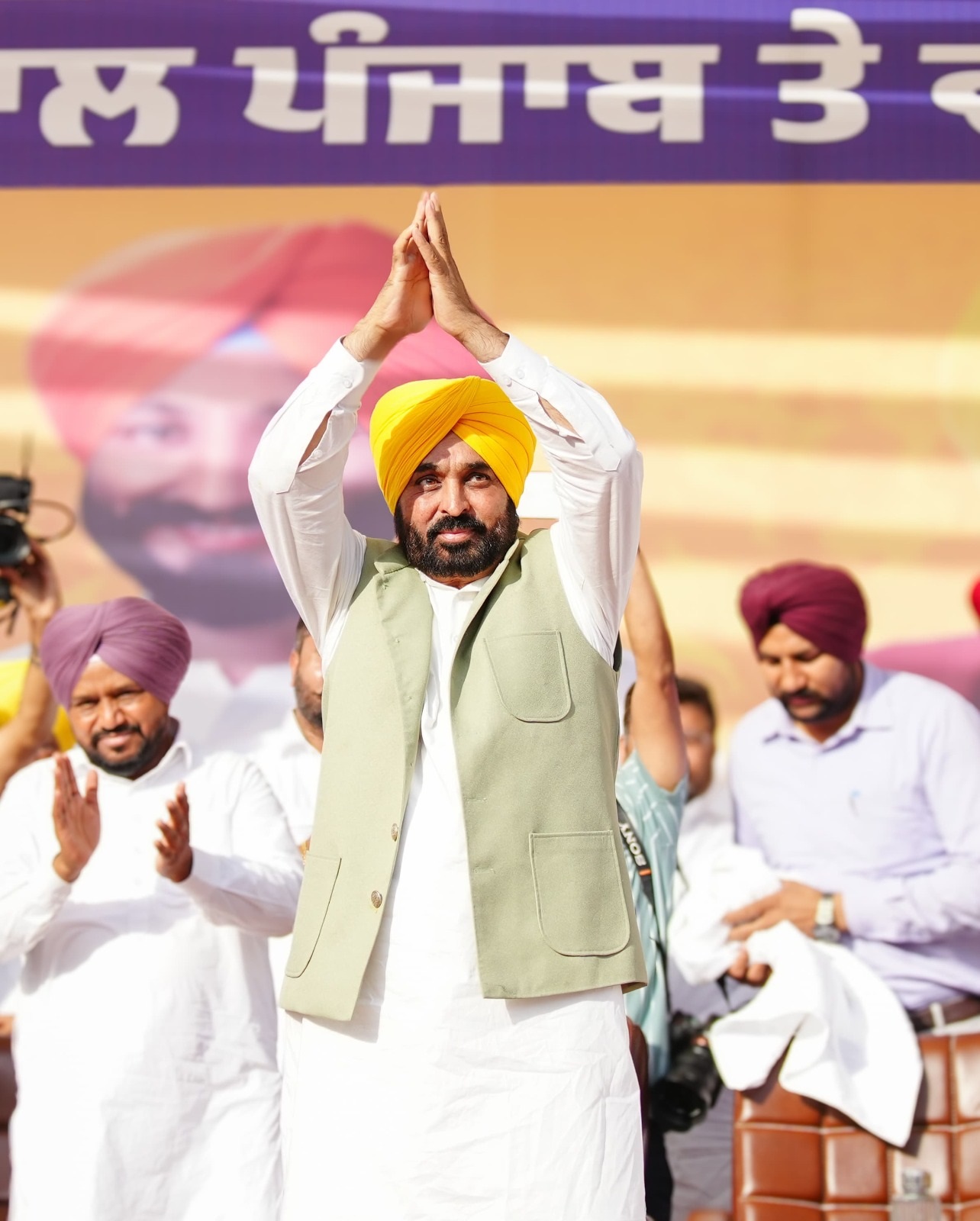 ਕਰਮਜੀਤ ਅਨਮੋਲ ਦੇ ਹੱਕ ''ਚ CM ਮਾਨ ਨੇ ਕੀਤਾ ਚੋਣ ਪ੍ਰਚਾਰ, ਅਕਾਲੀ ਦਲ-ਭਾਜਪਾ ''ਤੇ ਵੀ ਤੰਜ ਕੱਸਿਆ