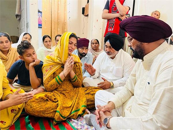 ਧਾਲੀਵਾਲ ਅਤੇ ਜੌੜਾਮਾਜਰਾ ਅਮਰੀਕਾ ''ਚ ਕਤਲ ਹੋਏ ਕਰਨਵੀਰ ਦੇ ਘਰ ਪੁੱਜੇ , ਦੁੱਖ ਸਾਂਝਾ ਕੀਤਾ ਪਰਿਵਾਰ ਨਾਲ। 