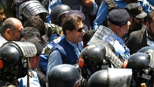 ਇਸਲਾਮਾਬਾਦ ਹਾਈ ਕੋਰਟ ਨੇੜੇ ਤਾਬੜਤੋੜ ਫਾਇਰਿੰਗ ਤੋਂ ਬਾਦ ਇਮਰਾਨ ਖਾਨ ਨੂੰ ਕੋਰਟ ਰੂਮ ''ਚ ਭੇਜਿਆ ਗਿਆ ਵਾਪਸ 