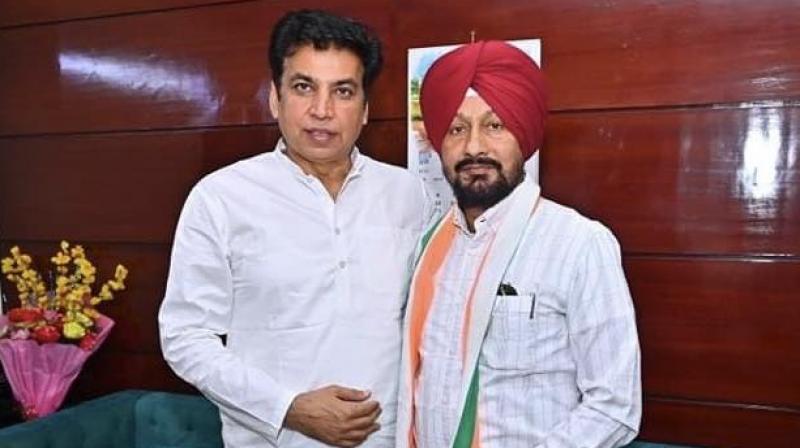 ਕਾਂਗਰਸ ''ਚ ਸਾਬਕਾ ਮੁੱਖ ਮੰਤਰੀ ਚਰਨਜੀਤ ਚੰਨੀ ਦੇ ਭਰਾ ਡਾ. ਮਨੋਹਰ ਸਿੰਘ ਹੋਏ ਸ਼ਾਮਲ