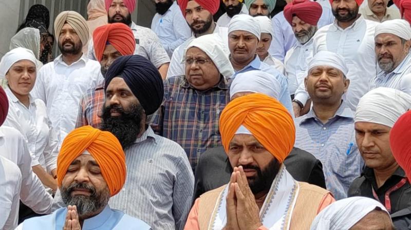 ਹਰਿਆਣਾ ਦੇ ਮੁੱਖ ਮੰਤਰੀ ਨਾਇਬ ਸਿੰਘ ਸੈਣੀ ਸ੍ਰੀ ਦਰਬਾਰ ਸਾਹਿਬ ਵਿਖੇ ਹੋਏ ਨਤਮਸਤਕ,ਪਾਣੀਆਂ ਨੂੰ ਲੈ ਕੇ ਕਹੀ ਵੱਡੀ ਗੱਲ