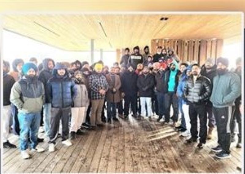 ਕੈਨੇਡਾ ''ਚ ਟਰੱਕ ਡਰਾਈਵਰਾਂ ਵੱਲੋਂ ਵੱਧ ਤਨਖਾਹਾਂ ਅਤੇ ਸਹੂਲਤਾਂ ਦੀ ਮੰਗ ਕੀਤੀ ਗਯੀ। 