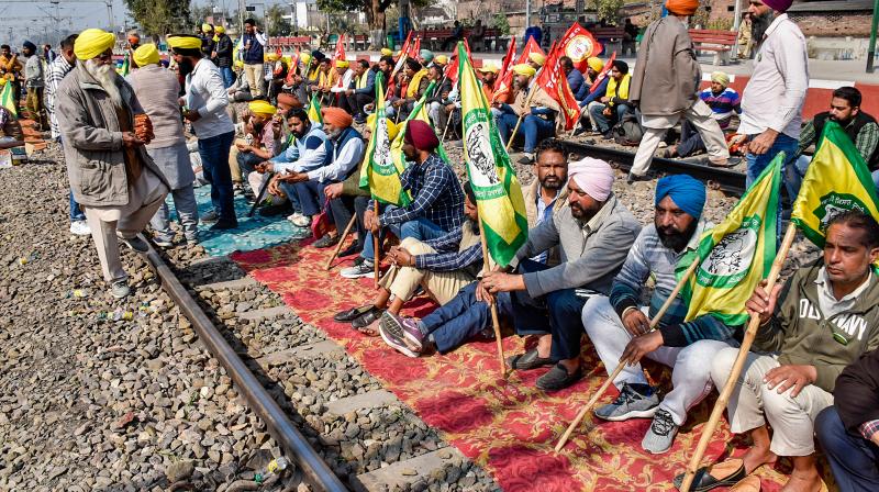 ਕਿਸਾਨ ਹਰਿਆਣਾ ਪੁਲਿਸ ਦੀ ਕਿਸਾਨਾਂ ’ਤੇ ਕਾਰਵਾਈ ਵਿਰੁਧ ਪਟੜੀਆਂ ’ਤੇ ਬੈਠੇ ; ਕਈ ਰੇਲਾਂ ਦੇ ਰੂਟ ਬਦਲੇ