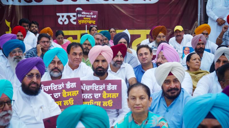 ਪੰਜਾਬ ਕਾਂਗਰਸ ਵੱਲੋਂ ਭਾਰੀ ਮੀਂਹ ਦੇ ਬਾਵਜੂਦ ''ਆਪ'' ਵੱਲੋਂ ਪੰਚਾਇਤਾਂ ਨੂੰ ਸਮੇਂ ਤੋਂ ਪਹਿਲਾ ਹੀ ਭੰਗ ਕਰਨ ਦੇ ਫੈਸਲੇ ਖਿਲਾਫ ਦਿੱਤਾ ਗਿਆ ਧਰਨਾ।