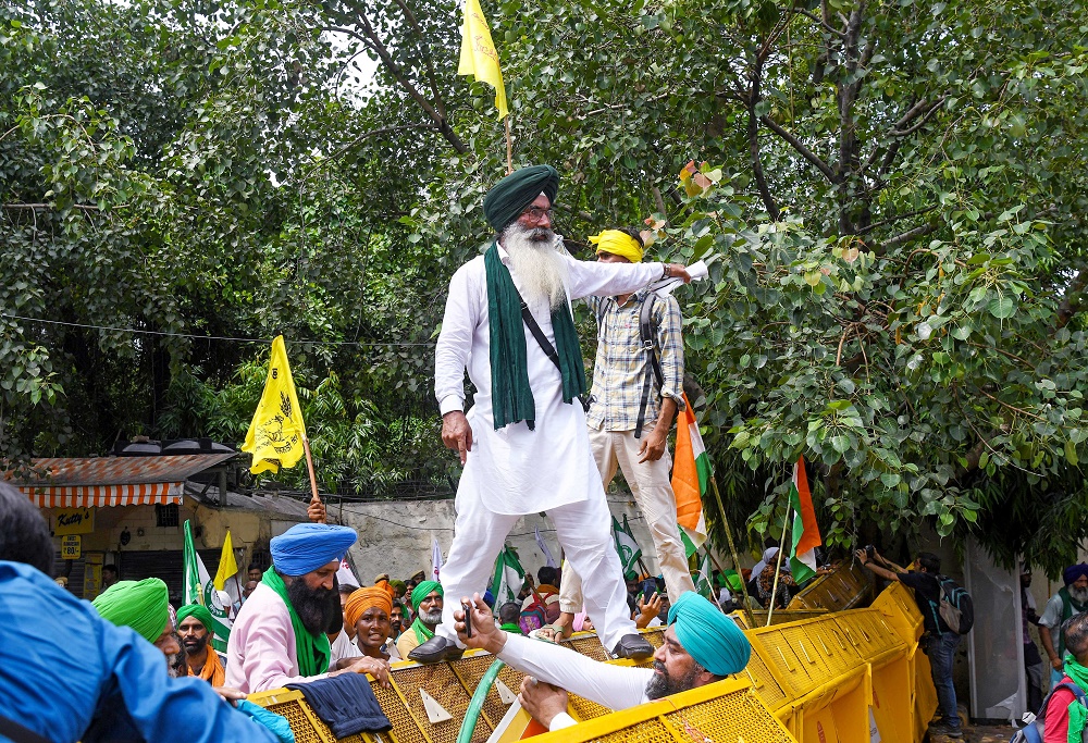 ਦਿੱਲੀ ਦੇ ਜੰਤਰ-ਮੰਤਰ ’ਤੇ ‘ਮਹਾਪੰਚਾਇਤ’ ਵਿਚ  ਪੁਲਸ ਨੇ ਰੋਕੇ ਰਾਹ ਤੇ ਕਿਸਾਨਾਂ ਨੇ ਸੁੱਟੇ ਬੈਰੀਕੇਡਜ਼