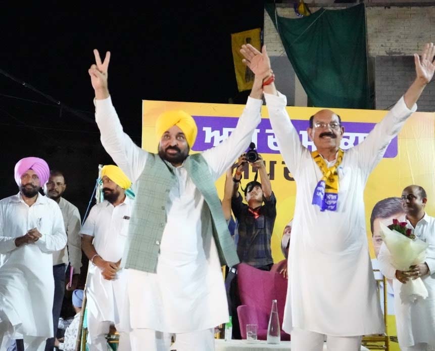 ਜਲੰਧਰ ਵੈਸਟ ਹਲਕੇ ''ਚ CM ਮਾਨ ਨੇ ਕੀਤੀ ਜਨਤਕ ਮੀਟਿੰਗ, ਭਾਜਪਾ-ਕਾਂਗਰਸ ''ਤੇ ਕੀਤੇ ਤਿੱਖੇ ਹਮਲੇ