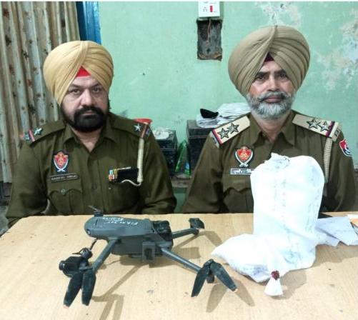 BSF ਤੇ ਪੁਲਿਸ ਨੇ 490 ਗ੍ਰਾਮ ਹੈਰੋਇਨ ਅਤੇ ਇੱਕ ਡਰੋਨ ਕੀਤਾ ਬਰਾਮਦ