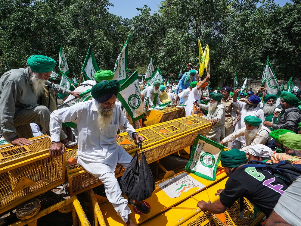 ਦਿੱਲੀ ''ਚ ਕਿਸਾਨਾਂ ਨੇ ਪਹਿਲਵਾਨਾਂ ਦੇ ਪ੍ਰਦਰਸ਼ਨ ''ਚ ਸ਼ਾਮਲ ਹੋਣ ਲਈ ਤੋੜੇ ਬੈਰੀਕੇਡ। 