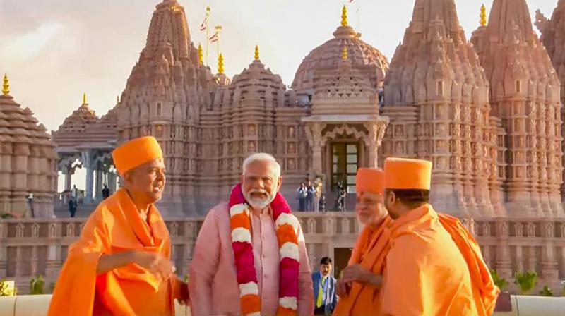 ਆਬੂ ਧਾਬੀ ’ਚ ਪ੍ਰਧਾਨ ਮੰਤਰੀ ਨੇ ਹਿੰਦੂ ਮੰਦਰ ਦਾ ਉਦਘਾਟਨ ਕੀਤਾ, ਬੁਰਜ ਖਲੀਫਾ ਤਿਰੰਗੇ ਰੰਗਾਂ ਨਾਲ ਹੋਇਆ ਰੌਸ਼ਨ