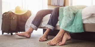 ਹੋਟਲ ''ਚ ਸਰਪੰਚ ਨੇ ਕਿਸੇ ਹੋਰ ਨਾਲ ਰੰਗੇ-ਹੱਥੀਂ ਫੜ ਲਈ ਸਰਪੰਚਣੀ