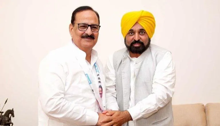 ਪੰਜਾਬ BJP ਨੂੰ ਵੱਡਾ ਝਟਕਾ,‘ਆਪ’ ‘ਚ ਸ਼ਾਮਲ ਹੋਏ ਅਬੋਹਰ ਤੋਂ ਸਾਬਕਾ MLA ਅਰੁਣ ਨਾਰੰਗ, ਇਸ ਗੱਲੋਂ ਪਾਰਟੀ ਤੋਂ ਸਨ ਨਾਰਾਜ਼
