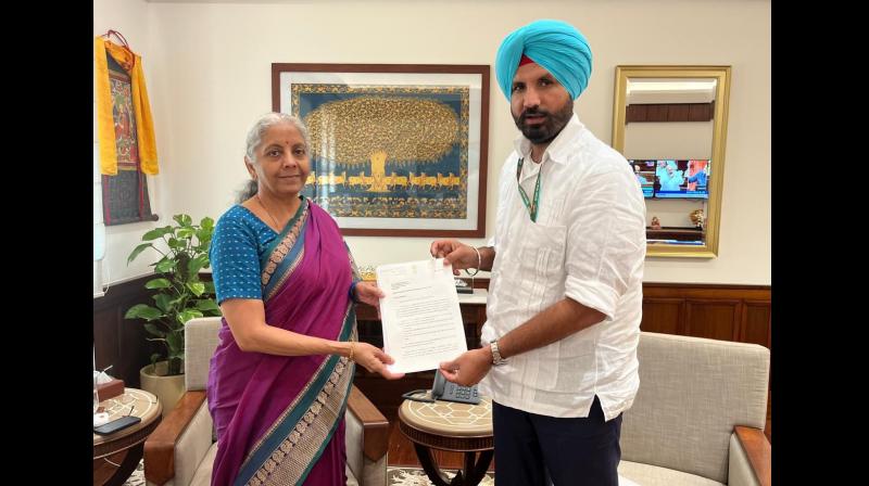 ਨਿਰਮਲਾ ਸੀਤਾਰਮਨ ਨੂੰ ਮਿਲੇ ਸੰਸਦ ਮੈਂਬਰ ਰਾਜਾ ਵੜਿੰਗ,ਧਾਰਾ 43-ਬੀ ਨੂੰ ਟਾਲਣ ਦੀ ਕੀਤੀ ਮੰਗ